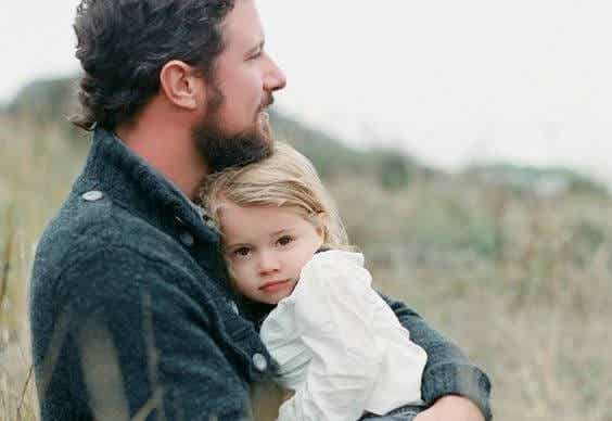 padre con su hija representando los valores del cariño
