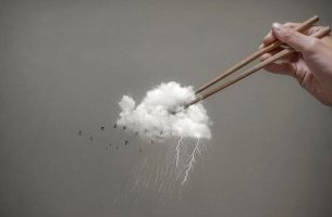 Palillos chinos cogiendo una nube de tormenta