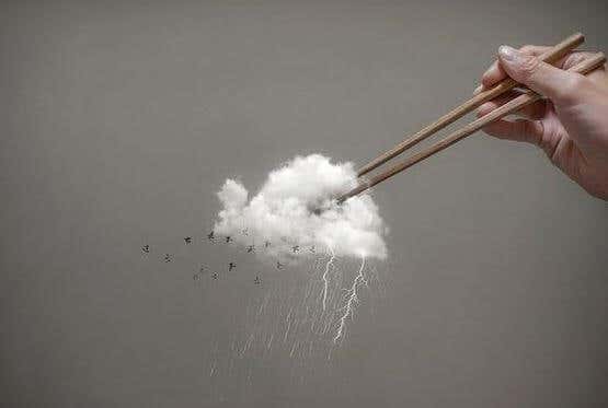 Palillos chinos cogiendo una nube de tormenta