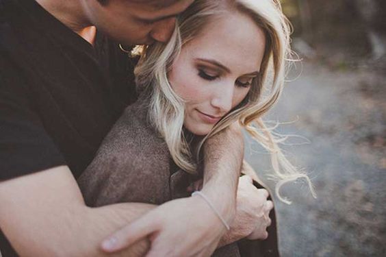 Detalle de una pareja abrazada