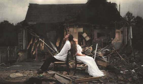 PAreja ante una casa en ruinas que representa un divorcio