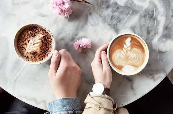 dos personas tomando café