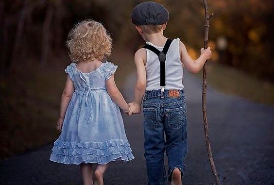 pareja de niños caminando de espaldas