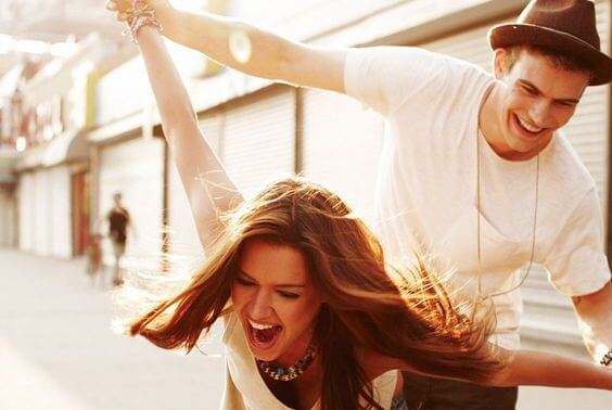 Amigos divirtiéndose