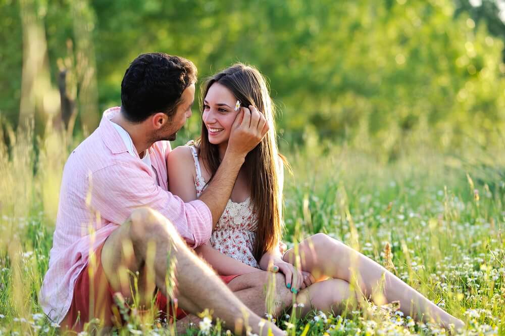 Pareja sonriendo que ha vivido una mor a primera vista
