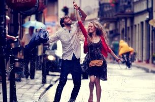 pareja feliz bailando en la calle con pasión