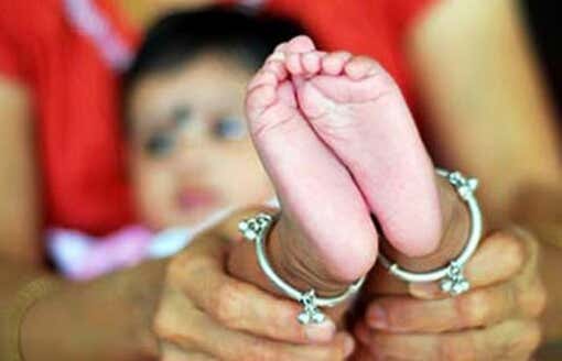 pies de una niña hindú
