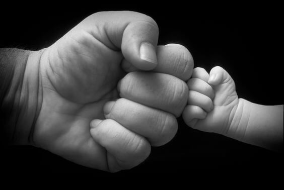 puno de un padre y su bebé valores