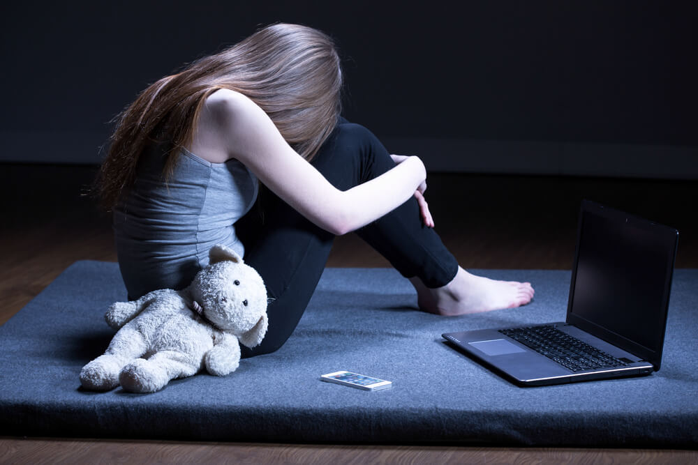 adolescente con miedo a la opinión de los demás