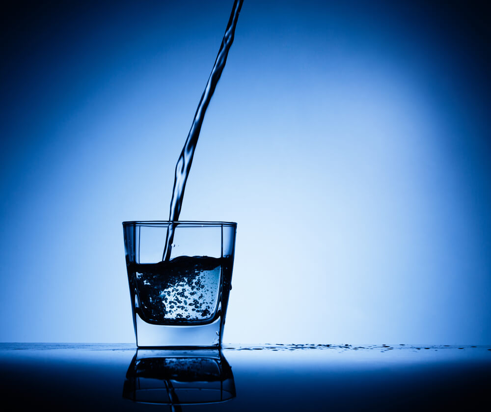 Vaso llenándose de agua