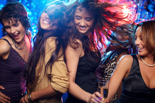 Amigas bailando en una discoteca