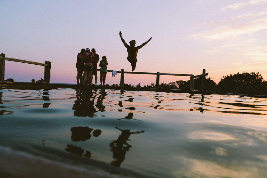 Amigos en una piscina al amanecer como una de sus primeras veces