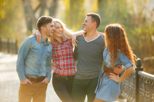 Amigos paseando felices
