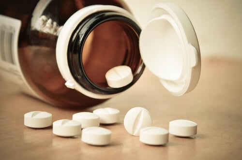 Bote con pastillas representando la adicción a las benzodiacepinas