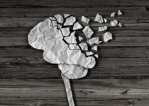 Cerebro de papel con trozos que se desvanecen