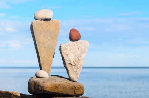 Dos figuras de piedra en el mar