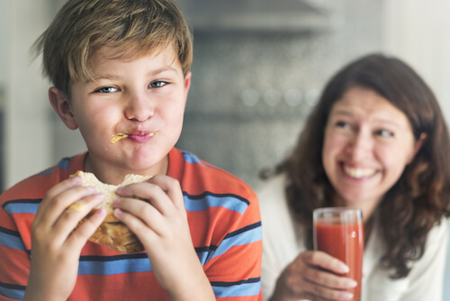 Hijo comiendo bocadillo