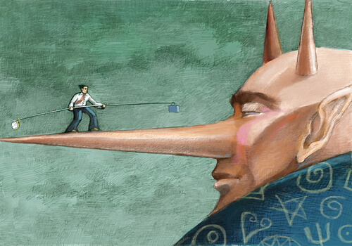 Hombre haciendo equilibrismo por la nariz de otro