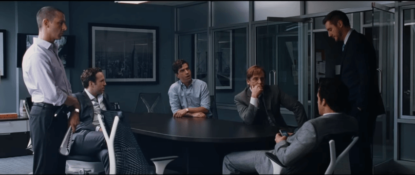 Hombres reunidos hablando