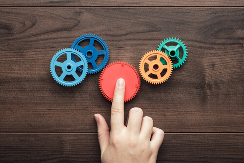 Mano pulsando una rueda de color rojo