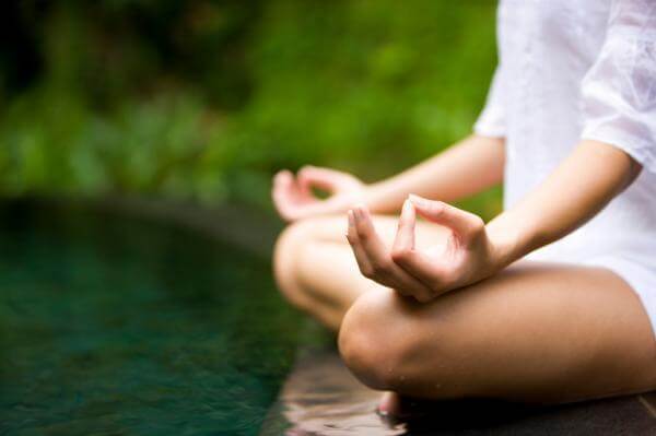 Mujer en posición de meditar