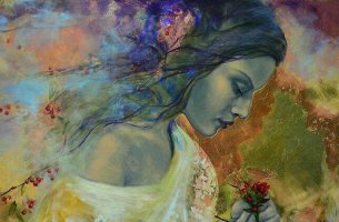 Mujer triste mirando unas flores que tiene en sus manos