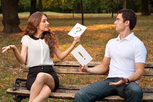 Mujer y hombre sentados sin entenderse