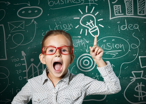 Niño pensando en soluciones para su problema