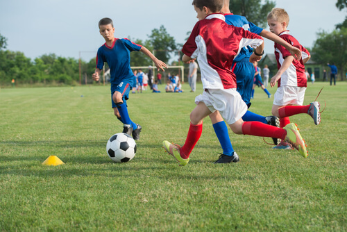 Niños jugando a futbol