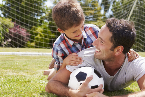 Padre e hijo con balón