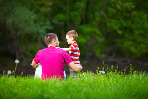 Padre e hijo hablando en el campo