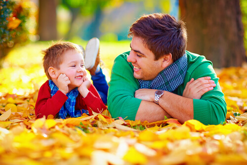 Padre hablando con su hijo