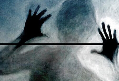 Sombra de una persona tras un cristal representando el "virus" del egoísmo