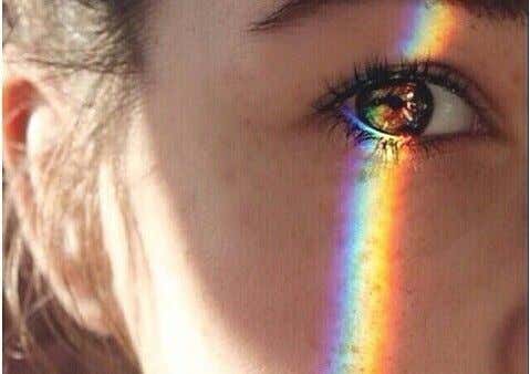 mirada iluminada por arco iris como forma de creatividad