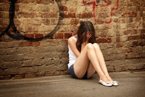 Chica llorando mostrando lo que se siente cuando no se puede entender a un adolescente
