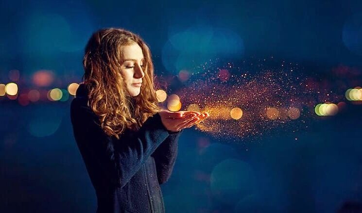 Frau mit Licht in den Händen denkt an inneres Kind