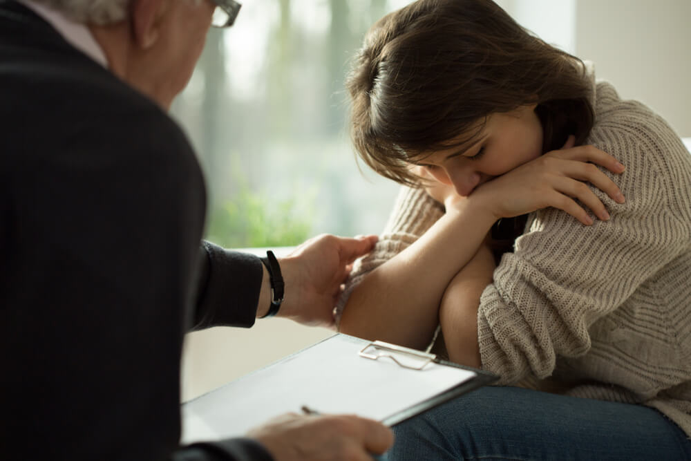 Chica llorando en su primera consulta del psicólogo