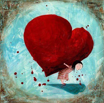 mujer que carga su corazón