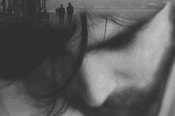 fotografía de un hombre en blanco y negro