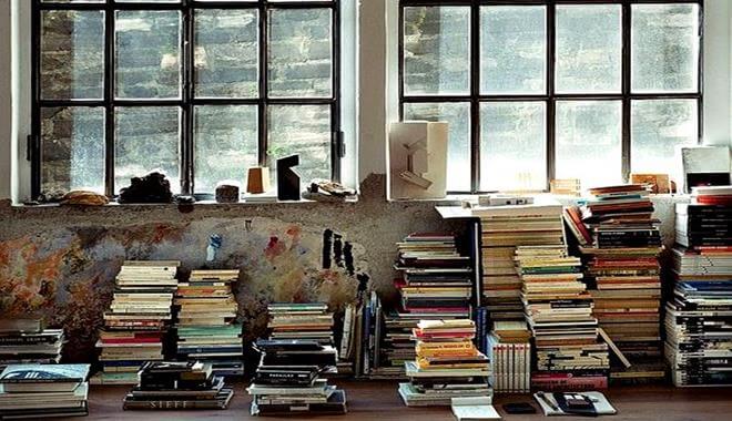 habitación llibros en desorden