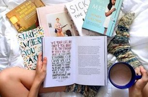 chica leyendo en una cama en desorden