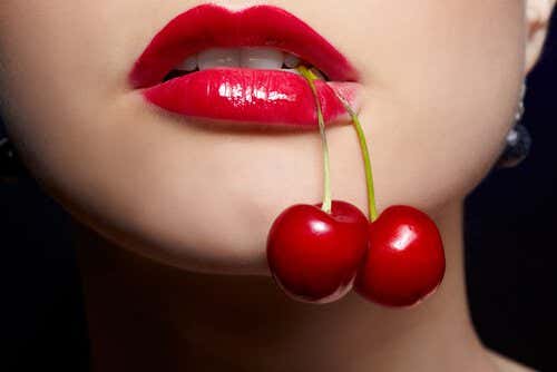 Mujer con labios rojos mostrando erotismo