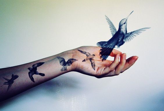Mano con colibrí