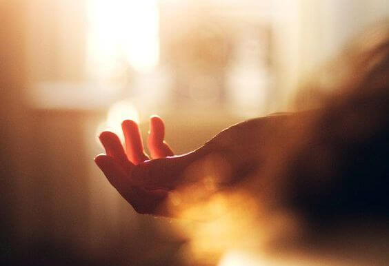 mano con haz de luz simbolizando el acto de perdornar