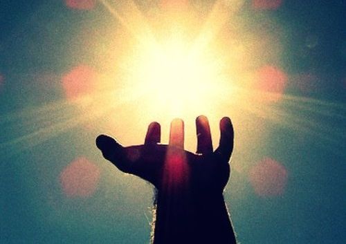 mano con haz de luz