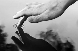 Mano tocando el agua