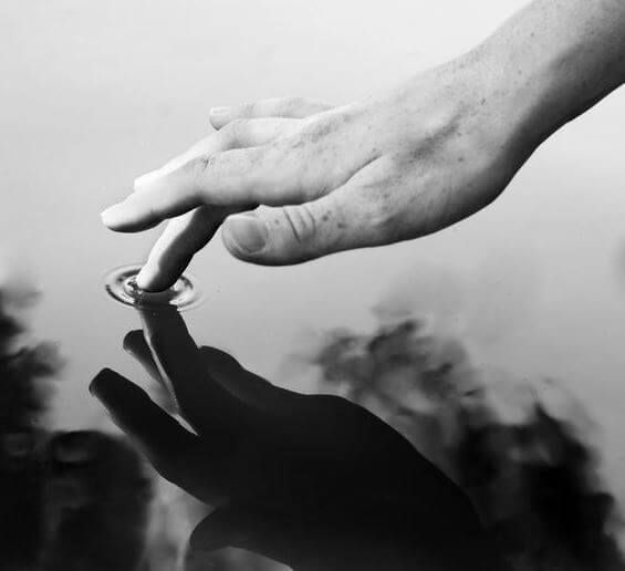 Hand die water aanraakt en sensaties ervaart