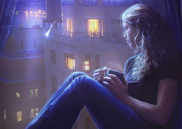 chica ante una ventana