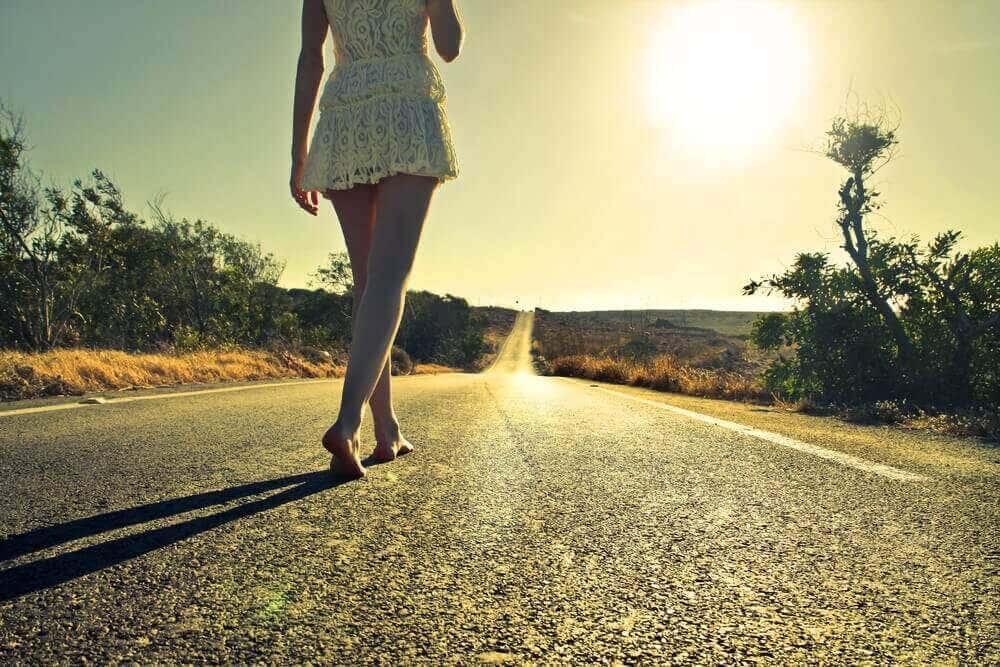 Mujer caminando descalza pensando en la importancia de desaprender