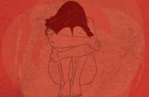 Mujer con dolor de endometriosis